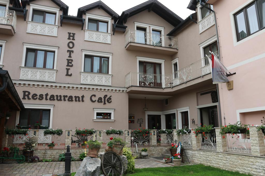 Hotel Slavia Salonta Exterior foto